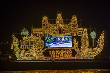 Phnom Penh, Kamboçya - 11 Kasım 2019 'da Phnom Penh Kamboçya' da aydınlatma şamandırası. Kamboçya 'da düzenlenen Su Festivali' nin bir parçası.