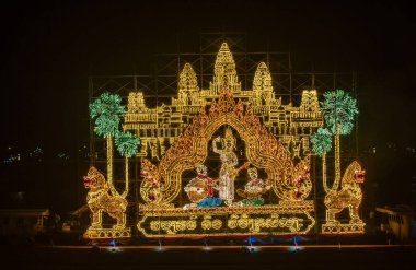 Phnom Penh, Kamboçya - 11 Kasım 2019 'da Phnom Penh Kamboçya' da aydınlatma şamandırası. Kamboçya 'da düzenlenen Su Festivali' nin bir parçası.