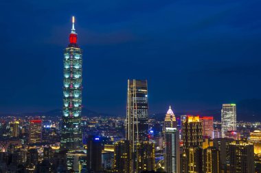 Taipei, Tayvan - Haziran 03: Taipei 101 binası ve Tayvan şehri 3 Haziran 2019. Fotoğraf Fil Dağı, Taipei 'nin tepesinden çekildi..