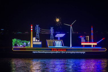 Phnom Penh, Kamboçya - 11 Kasım 2019 'da Phnom Penh Kamboçya' da aydınlatma şamandırası. Kamboçya 'da düzenlenen Su Festivali' nin bir parçası.