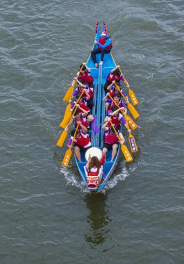 Taipei, Tayvan - Haziran 07: 2019 Taipei Dragon Boat festivali sırasında Dragonboat takımı yarışıyor. Festival, Çin kökenli geleneksel bir bayram.