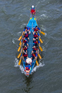 Taipei, Tayvan - Haziran 07: 2019 Taipei Dragon Boat festivali sırasında Dragonboat takımı yarışıyor. Festival, Çin kökenli geleneksel bir bayram.