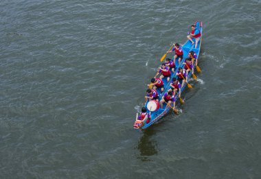 Taipei, Tayvan - Haziran 07: 2019 Taipei Dragon Boat festivali sırasında Dragonboat takımı yarışıyor. Festival, Çin kökenli geleneksel bir bayram.