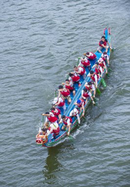 Taipei, Tayvan - Haziran 07: 2019 Taipei Dragon Boat festivali sırasında Dragonboat takımı yarışıyor. Festival, Çin kökenli geleneksel bir bayram.