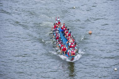 Taipei, Tayvan - Haziran 07: 2019 Taipei Dragon Boat festivali sırasında Dragonboat takımı yarışıyor. Festival, Çin kökenli geleneksel bir bayram.