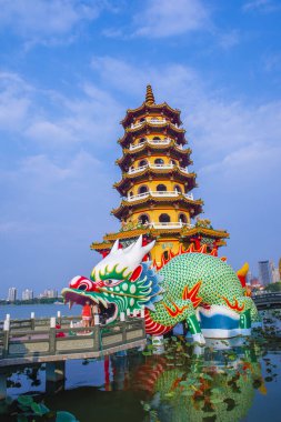 Kaohsiung, Tayvan - 28 Eylül 2019 'da Kaohsiung Tayvan' da Ejderha ve Kaplan Pagoda. 1976 yılında Lotus Gölü 'nde inşa edilmiş bir tapınak.. 