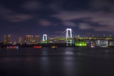 Tokyo - Ağu 21 : 21 Ağustos 2018 tarihinde Tokyo Japonya'daki Rainbow köprüsünün gece görünümü. Shibaura İskelesi ve Odaiba arasında Tokyo Körfezi'ni geçen köprü. 