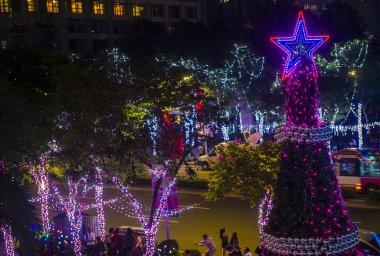 Taipei, Tayvan - 23 Aralık 2017 'de Tayvan şehir merkezinde Noel ışıkları ve süslemeleri. 