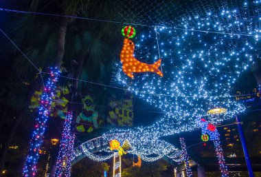 Taipei, Tayvan - 23 Aralık 2017 'de Tayvan şehir merkezinde Noel ışıkları ve süslemeleri. 