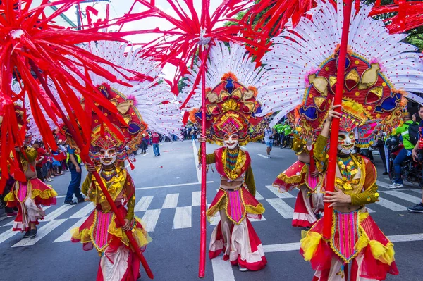 Bacolod, Filipinler - 27 Ekim 2019 'da Bacolod Filipinler' de düzenlenen Masskara Festivali katılımcıları. Masskara, her dört Ekim Pazar günü düzenlenen yıllık bir festivaldir.