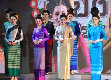 Taylandlı kadınlar, 4 Kasım 2017 'de Tayland' ın Chiang Mai kentinde düzenlenen Yee Peng festivalinde bir güzellik yarışmasına katılırlar.. 
