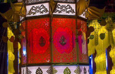 Chiang Mai, Tayland - 3 Kasım 2017 tarihinde Ciang Mai Tayland 'daki bir tapınakta renkli fenerler. Yee Peng festivali sırasında Chiang Mai 'deki bütün tapınaklarda kağıt fenerler vardı..
