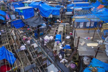Mumbai, Hindistan - 26 Ağustos 2019 'da Hindistan' da Mumbai 'de Dhobi Ghat, Mumbai' de günde 7.000 'den fazla insanın çalıştığı bir açık hava çamaşırhanesidir.. 