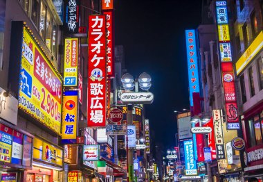 Tokyo - 20 Mayıs : 20 Mayıs 2018'de Tokyo Japonya'daki Shibuya semtinin gece görünümü. Shibuya Tokyo'nun en renkli ve yoğun bölgelerinden biridir