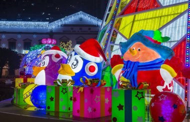 Macau - 29 Aralık 2019 'daki yıllık Macau Light festivali sırasında Macau' da ışık kurulumu.