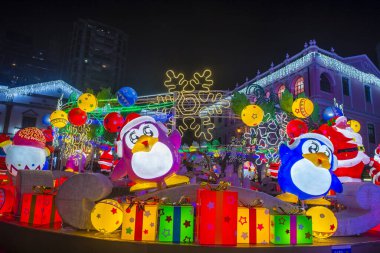 Macau - 29 Aralık 2019 'daki yıllık Macau Light festivali sırasında Macau' da ışık kurulumu.