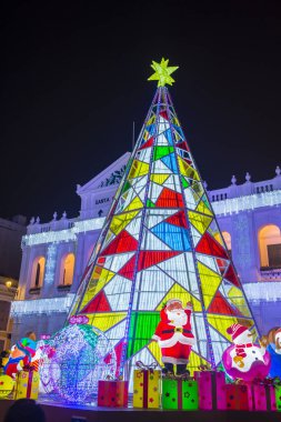 Macau - 29 Aralık 2019 'daki yıllık Macau Light festivali sırasında Macau' da ışık kurulumu.