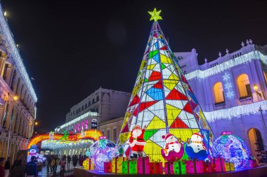 Macau - 29 Aralık 2019 'daki yıllık Macau Light festivali sırasında Macau' da ışık kurulumu.
