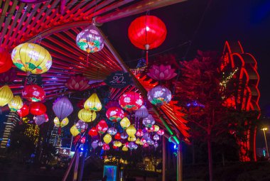 Macau - 29 Aralık 2019 'daki yıllık Macau Light festivali sırasında Macau' da ışık kurulumu.