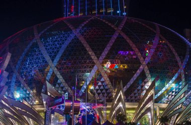 Macau - 30 Aralık: 30 Aralık 2019 tarihinde, Lisboa Otel ve Kumarhanesi 'nin dışı Macau' da. Otel 1970 'te açıldı ve toplamda 2.362 odası var.