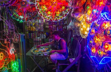 Manila, Filipinler - 14 Aralık 2019 'da Las Pinas, Filipinler' deki bir Noel pazarında renkli fenerler
