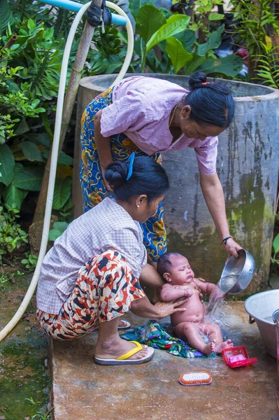 Inle Lake Myanmar Sep Moeder Met Kind Een Dorp Nabij — Stockfoto