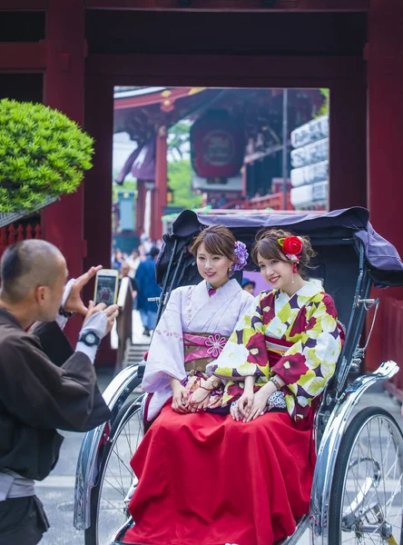 Токио Мая Японские Женщины Традиционным Кимоно Ездят Рикшоу Токио Мая — стоковое фото
