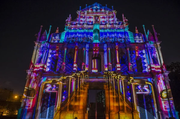 Macau - 29 Aralık: 29 Aralık 2019 'daki yıllık Macau Light festivali sırasında Macau' daki St Pauls Harabeleri cephesinde projeksiyon gösterisi.