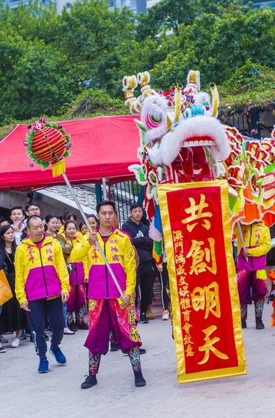 1月1日 在2020年1月1日于澳门雅典娜举行的澳门国际龙狮舞蹈节期间 舞蹈演员正在等待表演 — 图库照片