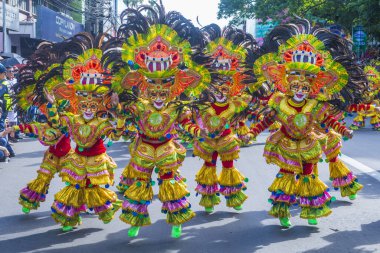 Bacolod, Filipinler - 27 Ekim 2019 'da Bacolod Filipinler' de düzenlenen Masskara Festivali katılımcıları. Masskara, her dört Ekim Pazar günü düzenlenen yıllık bir festivaldir.