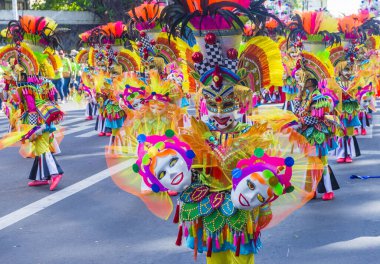 Bacolod, Filipinler - 27 Ekim 2019 'da Bacolod Filipinler' de düzenlenen Masskara Festivali katılımcıları. Masskara, her dört Ekim Pazar günü düzenlenen yıllık bir festivaldir.