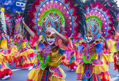 Bacolod, Filipinler - 27 Ekim 2019 'da Bacolod Filipinler' de düzenlenen Masskara Festivali katılımcıları. Masskara, her dört Ekim Pazar günü düzenlenen yıllık bir festivaldir.