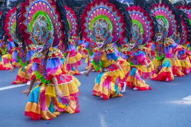 Bacolod, Filipinler - 27 Ekim 2019 'da Bacolod Filipinler' de düzenlenen Masskara Festivali katılımcıları. Masskara, her dört Ekim Pazar günü düzenlenen yıllık bir festivaldir.