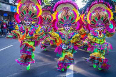 Bacolod, Filipinler - 27 Ekim 2019 'da Bacolod Filipinler' de düzenlenen Masskara Festivali katılımcıları. Masskara, her dört Ekim Pazar günü düzenlenen yıllık bir festivaldir.