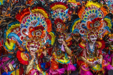 Bacolod, Filipinler - 27 Ekim 2019 'da Bacolod Filipinler' de düzenlenen Masskara Festivali katılımcıları. Masskara, her dört Ekim Pazar günü düzenlenen yıllık bir festivaldir.