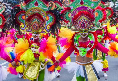 Bacolod, Filipinler - 27 Ekim 2019 'da Bacolod Filipinler' de düzenlenen Masskara Festivali katılımcıları. Masskara, her dört Ekim Pazar günü düzenlenen yıllık bir festivaldir.