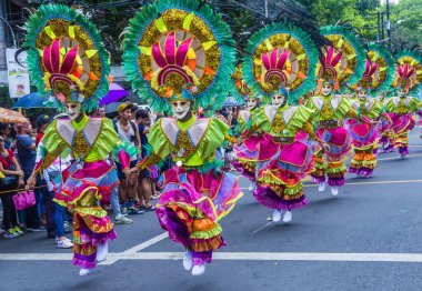 Bacolod, Filipinler - 27 Ekim 2019 'da Bacolod Filipinler' de düzenlenen Masskara Festivali katılımcıları. Masskara, her dört Ekim Pazar günü düzenlenen yıllık bir festivaldir.