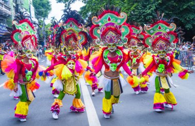 Bacolod, Filipinler - 27 Ekim 2019 'da Bacolod Filipinler' de düzenlenen Masskara Festivali katılımcıları. Masskara, her dört Ekim Pazar günü düzenlenen yıllık bir festivaldir.