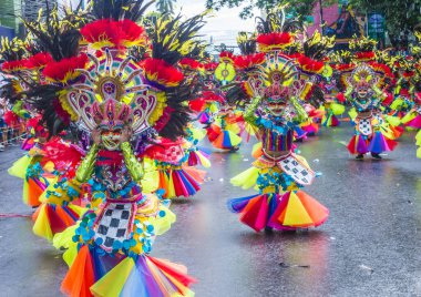 Bacolod, Filipinler - 27 Ekim 2019 'da Bacolod Filipinler' de düzenlenen Masskara Festivali katılımcıları. Masskara, her dört Ekim Pazar günü düzenlenen yıllık bir festivaldir.
