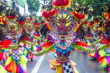 Bacolod, Filipinler - 27 Ekim 2019 'da Bacolod Filipinler' de düzenlenen Masskara Festivali katılımcıları. Masskara, her dört Ekim Pazar günü düzenlenen yıllık bir festivaldir.