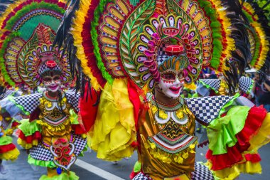 Bacolod, Filipinler - 27 Ekim 2019 'da Bacolod Filipinler' de düzenlenen Masskara Festivali katılımcıları. Masskara, her dört Ekim Pazar günü düzenlenen yıllık bir festivaldir.
