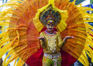 Bacolod, Filipinler - 27 Ekim 2019 'da Bacolod Filipinler' de düzenlenen Masskara Festivali 'ne katıldı. Masskara, her dört Ekim Pazar günü düzenlenen yıllık bir festivaldir.