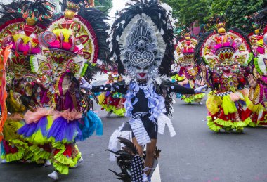 Bacolod, Filipinler - 27 Ekim 2019 'da Bacolod Filipinler' de düzenlenen Masskara Festivali katılımcıları. Masskara, her dört Ekim Pazar günü düzenlenen yıllık bir festivaldir.