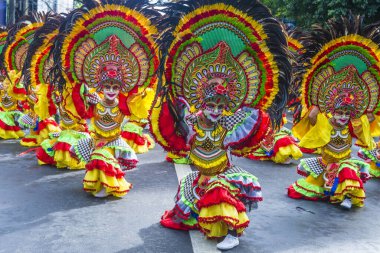 Bacolod, Filipinler - 27 Ekim 2019 'da Bacolod Filipinler' de düzenlenen Masskara Festivali katılımcıları. Masskara, her dört Ekim Pazar günü düzenlenen yıllık bir festivaldir.