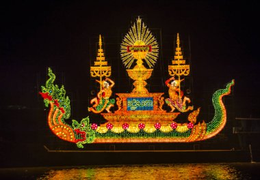 Phnom Penh, Kamboçya - 11 Kasım 2019 'da Phnom Penh Kamboçya' da aydınlatma şamandırası. Kamboçya 'da düzenlenen Su Festivali' nin bir parçası.