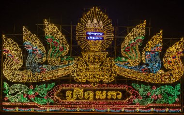 Phnom Penh, Kamboçya - 11 Kasım 2019 'da Phnom Penh Kamboçya' da aydınlatma şamandırası. Kamboçya 'da düzenlenen Su Festivali' nin bir parçası.