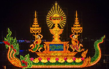 Phnom Penh, Kamboçya - 11 Kasım 2019 'da Phnom Penh Kamboçya' da aydınlatma şamandırası. Kamboçya 'da düzenlenen Su Festivali' nin bir parçası.