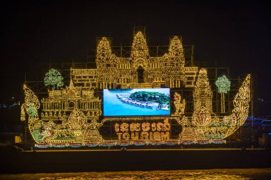 Phnom Penh, Kamboçya - 11 Kasım 2019 'da Phnom Penh Kamboçya' da aydınlatma şamandırası. Kamboçya 'da düzenlenen Su Festivali' nin bir parçası.