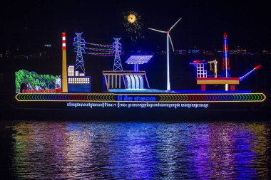 Phnom Penh, Kamboçya - 11 Kasım 2019 'da Phnom Penh Kamboçya' da aydınlatma şamandırası. Kamboçya 'da düzenlenen Su Festivali' nin bir parçası.