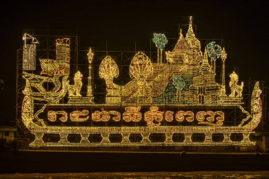 Phnom Penh, Kamboçya - 11 Kasım 2019 'da Phnom Penh Kamboçya' da aydınlatma şamandırası. Kamboçya 'da düzenlenen Su Festivali' nin bir parçası.